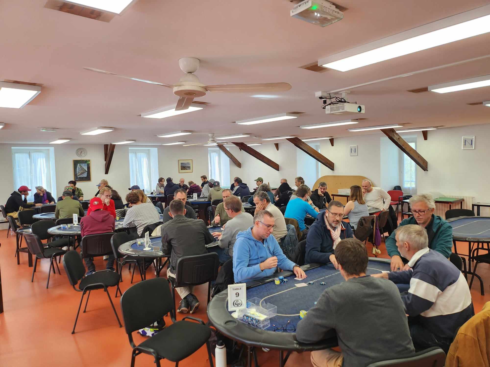 Groupe de joueurs à l'Association Poker Isséenne