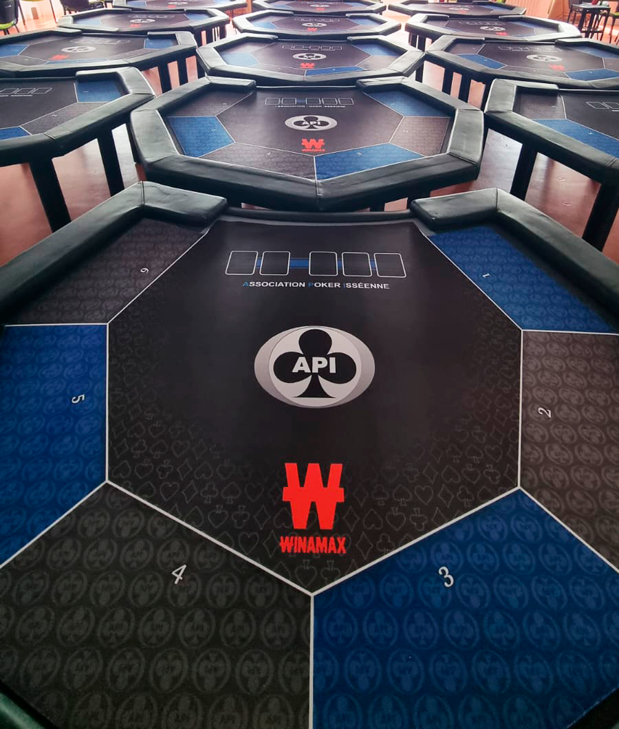 Table de poker avec jetons et cartes